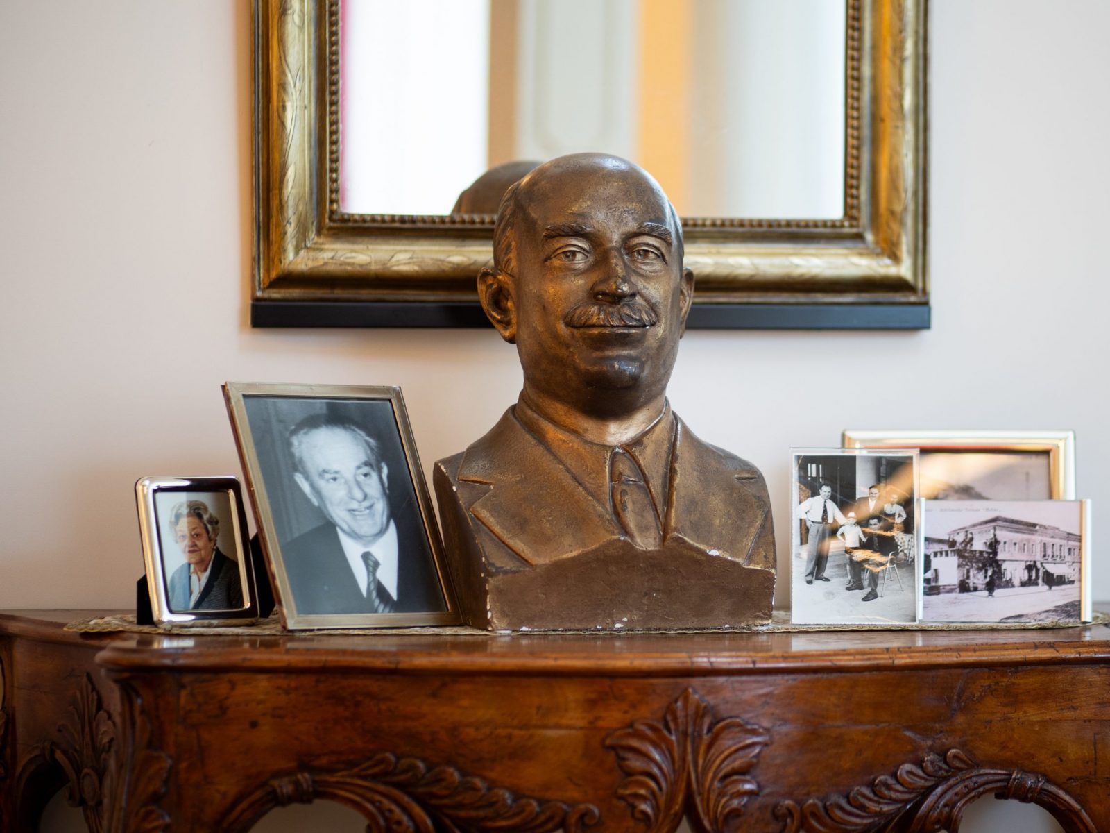 Das Foto zeigt ein Halbporträt von Ernesto Buja, der 1938 das Hotel Ariston Molino erwarb. Links neben ihm sind Fotos von Aldo und Bruna, den Eltern von Giancarlo, dem heutigen Besitzer, zu sehen. Das Foto zeigt ein Halbporträt von Ernesto Buja, der 1938 das Hotel Ariston Molino erwarb. Links neben ihm sind Fotos von Aldo und Bruna, den Eltern von Giancarlo, dem heutigen Besitzer, zu sehen.